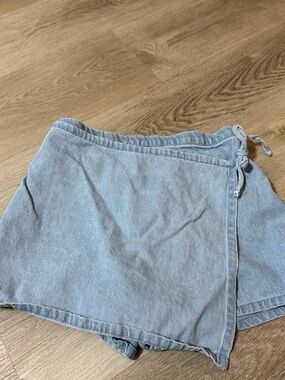 Old Navy Light Blue Denim Skort Size (10/12 in Girls)